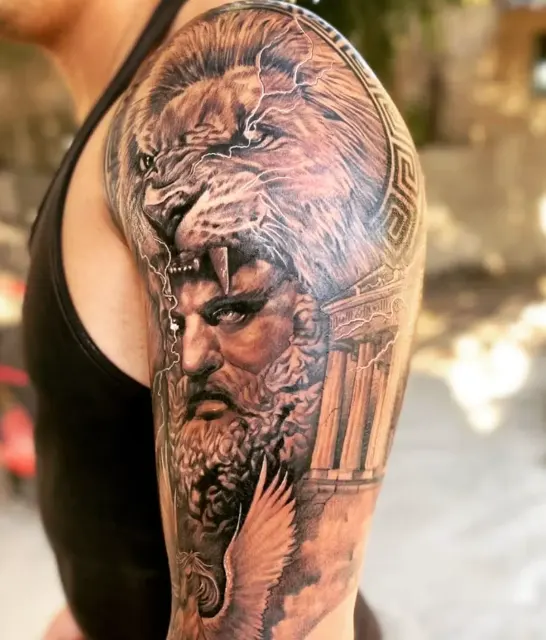 Tatuaje realista en el hombro: guerrero griego con piel de león, columnas de templo y una paloma